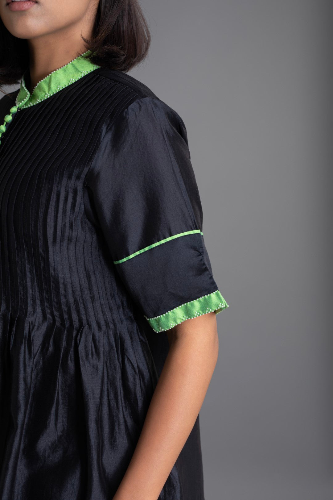 Obsidian Top with Lime collar and cuff